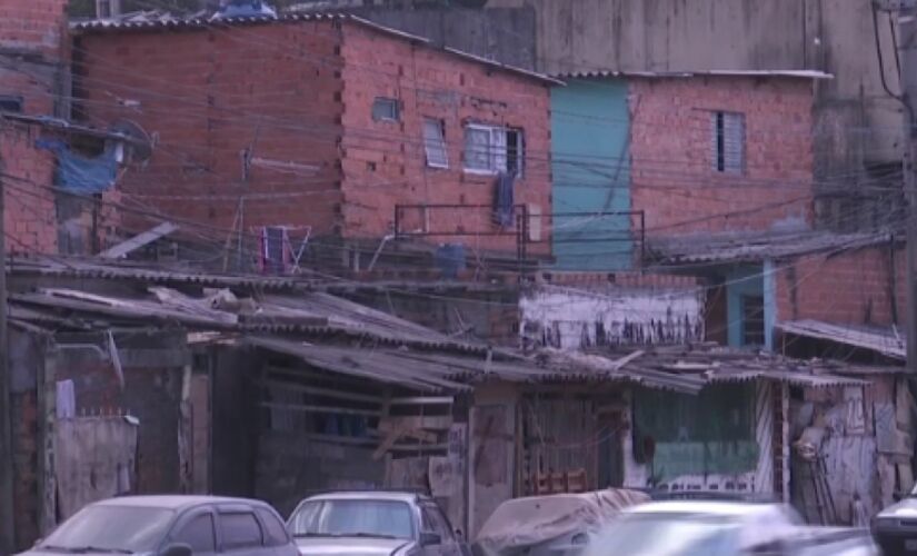 A vítima, David Nascimento dos Santos, morador da favela do Areião, no Jaguaré, apareceu morto na favela da Fazendinha, em Osasco