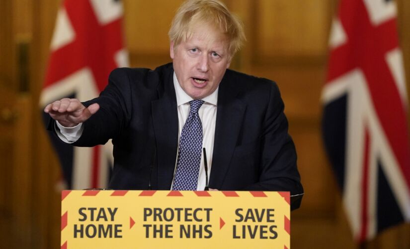 O premiê afirmou que se arrependeu da ação e pensou que a reunião era evento de trabalho; Johnson foi vaiado na sequência