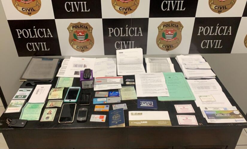 Os investigadores apreenderam documentos, cartões bancários e celulares