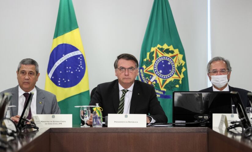 Presidente afirmou que assinará novos decretos incluindo outros serviços na lista de essenciais