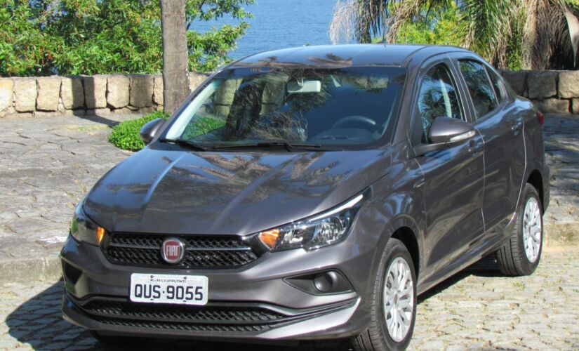 Fiat Cronos Drive 1.8 automático 