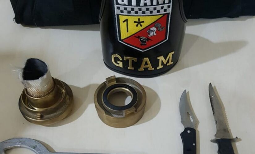 Com o suspeito foram encontradas as duas facas usadas para realizar o dano e o furto de um bocal da mangueira