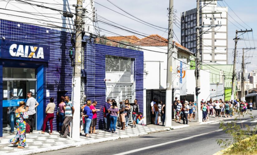 Fila enorme na ag&ecirc;ncia da Caixa na Rua Comendador Cantinho, zona leste de S&atilde;o Paulo, para receber o aux&iacute;lio emergencial