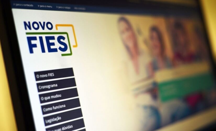 Segundo o edital do Fies de 2023, o estudante que busca o financiamento deve ter renda familiar por pessoa de até três salários mínimos