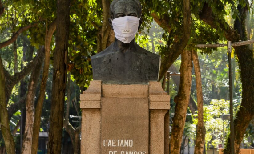 Estátua de Caetano de Campos, na praça da República, com máscara em ação de conscientização do governo e prefeitura