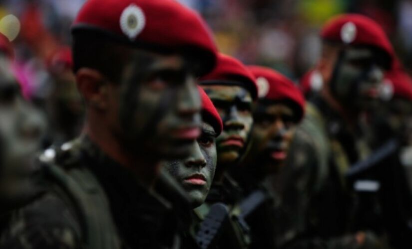 Conforme estabelece a Constituição Federal, o alistamento é obrigatório e o jovem em situação irregular com o Serviço Militar fica impedido de tirar passaporte ou assumir cargos no serviço público, por exemplo