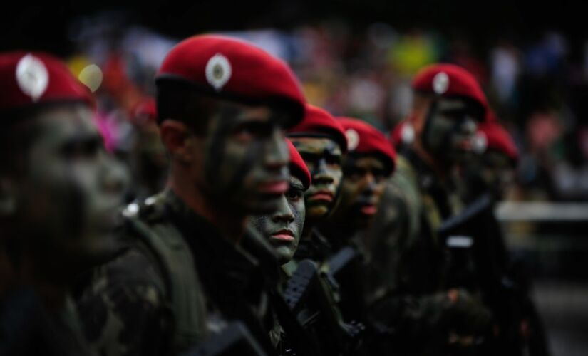 Diante do enorme desafio, os militares estão nas ruas auxiliando o povo e já atuavam desde antes da chegada do vírus