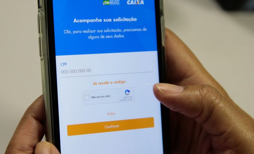 Se o beneficiário receber o auxílio em um mês, mas conseguir trabalho com carteira assinada antes do pagamento da próxima parcela, ele deixará de receber os próximos pagamentos