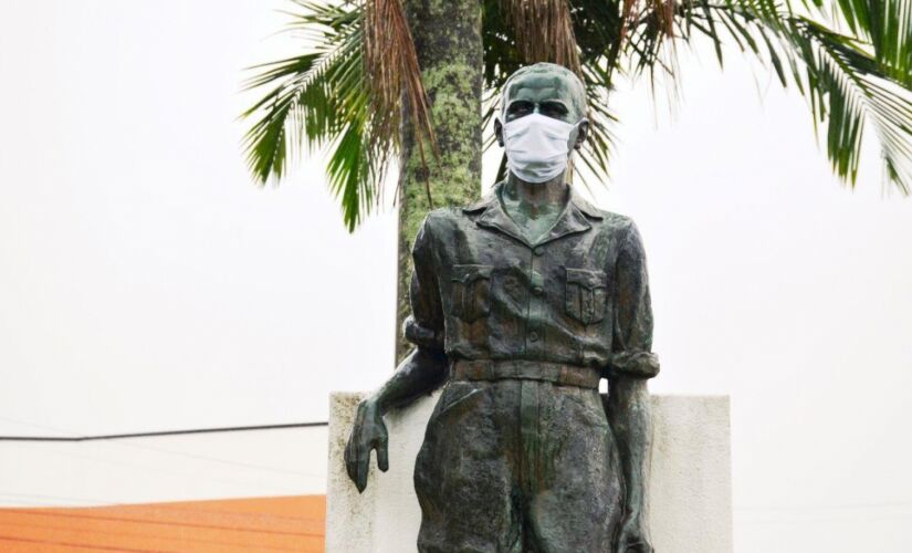 Monumentos estão com máscaras  