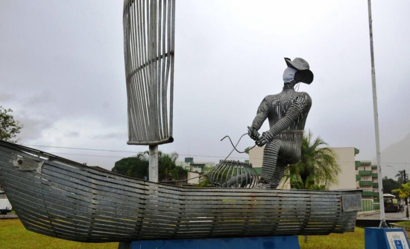 Monumento &eacute; coberto com m&aacute;scara em Caraguatatuba, no litoral norte paulista