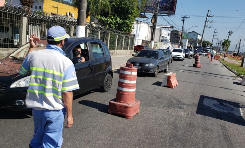 Barreira sanitária montada próximo à entrada da cidade de Santos registrou congestionamento no primeiro dia de megaferiado