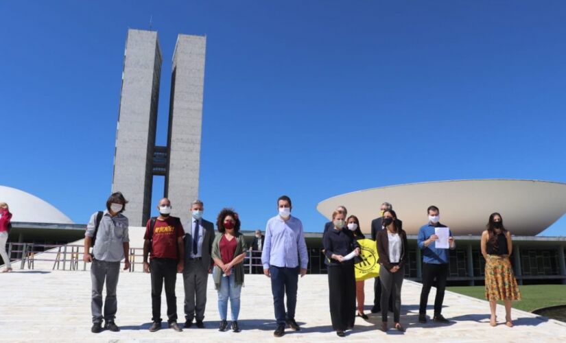 Lideranças de esquerda, como Boulos e Gleisi Hoffmann (ao centro), se uniram para procolar pedido