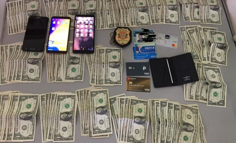 Junto com o suspeito preso em flagrante foram apreendidos dólares, celulares e cartões de crédito; caso ainda é investigado 
