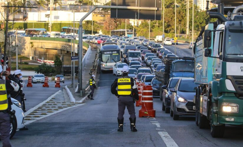Estratégia de bloqueio em ruas gerou trânsito e reclamações.