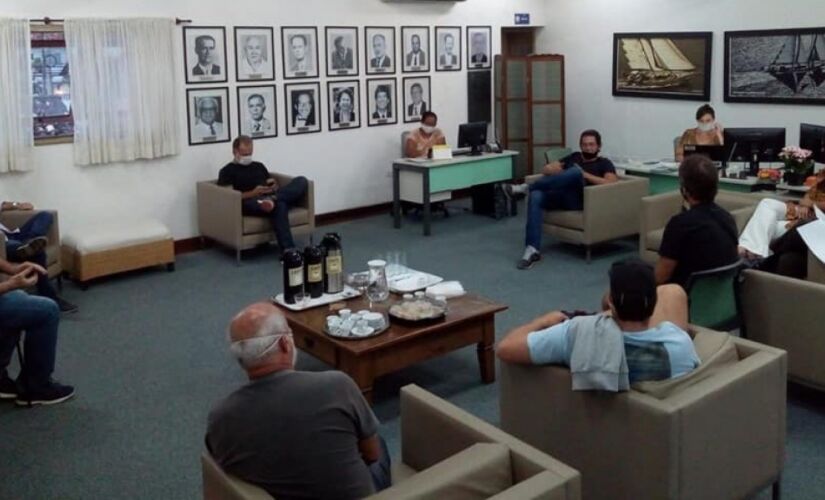 Prefeita, secretários, procuradores, vereadores e representantes da OAB se reuniram com comerciantes.