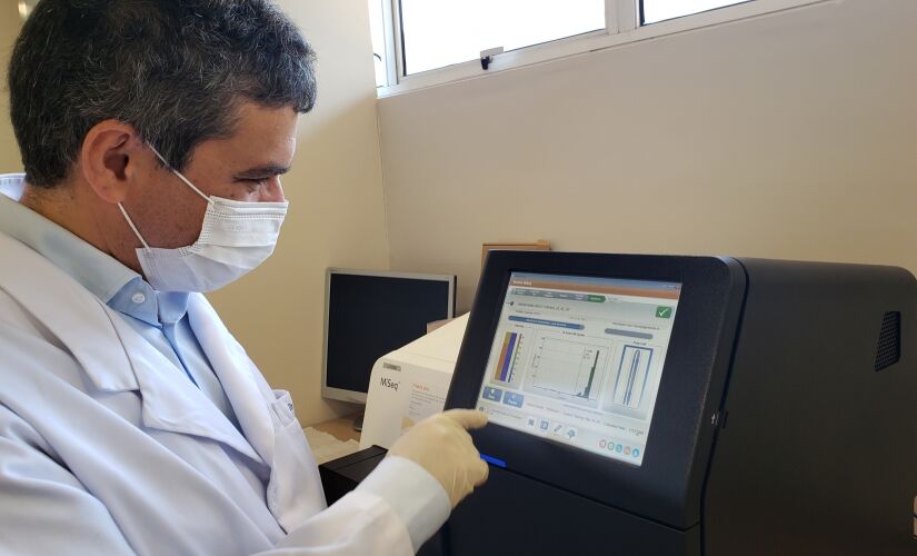 O equipamento que analisa as amostras permite processar até 1.536 exames ao mesmo tempo
