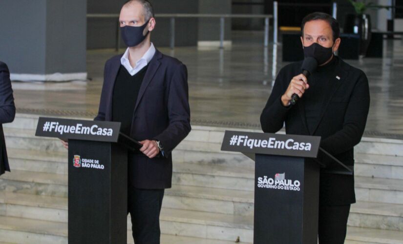 O prefeito Bruno Covas e o governador João Dória durante coletiva de imprensa na quarta (27), quando anunciaram plano de retomada econômica
