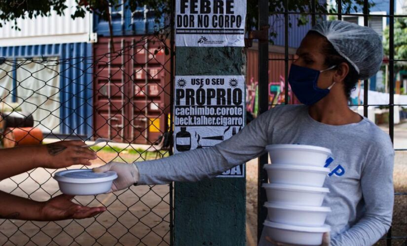 Volunt&aacute;rios entregam marmitas e cobertores a moradores em situa&ccedil;&atilde;o de rua na cracol&acirc;ndia