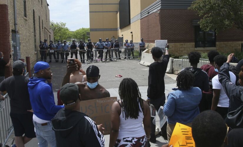 Manifestantes protestaram em frente à 3ª Delegacia de Polícia de Minneapolis, nos Estados Unidos, nesta quarta-feira