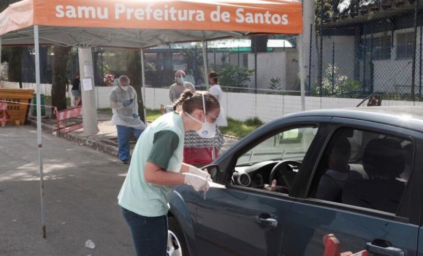 Vacinação contra gripe no sistema drive-thru