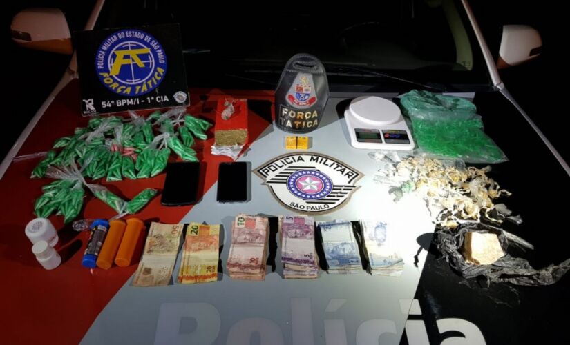 Polícia apreendeu porções de drogas, celulares e dinheiro