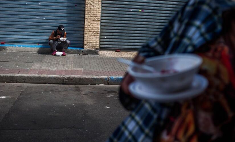 Moradores em situação de rua recebem marmita de voluntários