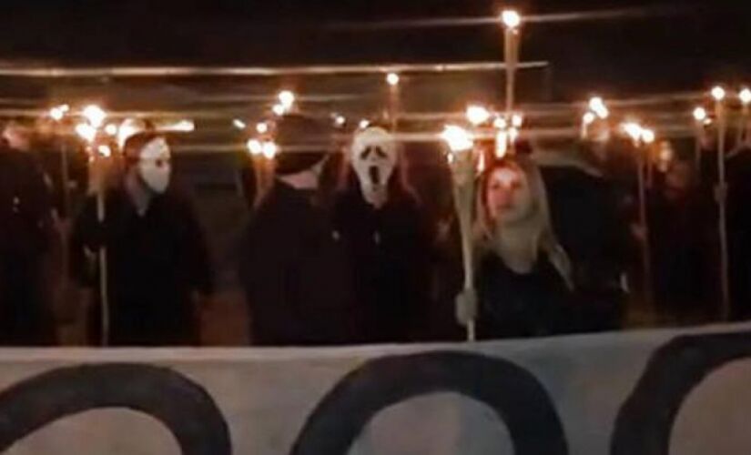 Fãs de Bolsonaro mascarados e liderados por Sara Winter.