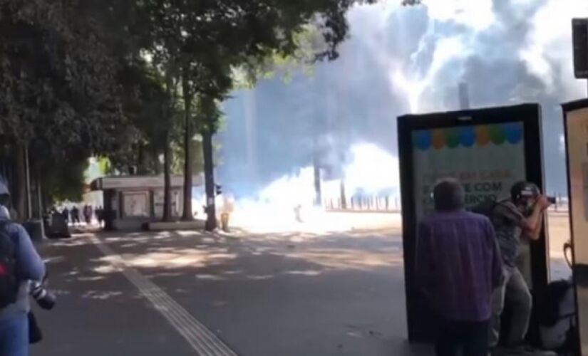 PM usa bombas de efeito moral na Paulista.