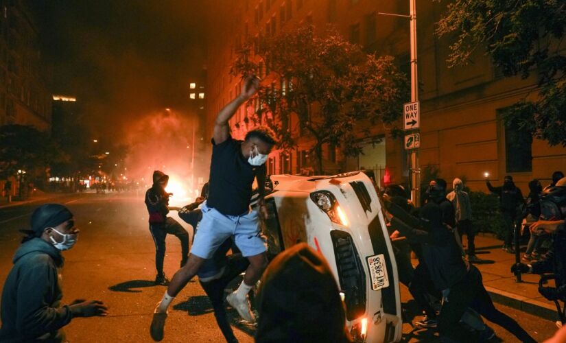 Manifestantes protestaram contra a morte de George Floyd nas imedia&ccedil;&otilde;es da Casa Branca, em Washington, nos Estados Unidos, na noite de domingo (31)