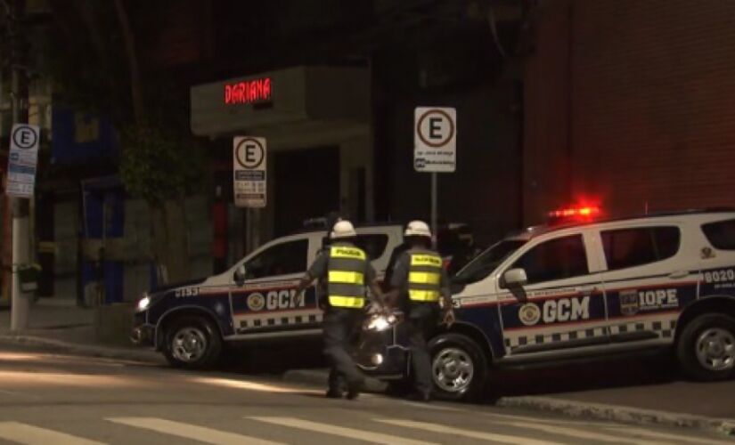 Agentes orientaram os vendedores sobre as medidas de proteção durante a pandemia
