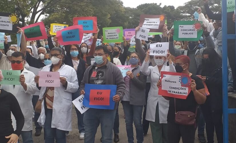 Funcionários do hospital em São Mateus protestam em frente à instituição