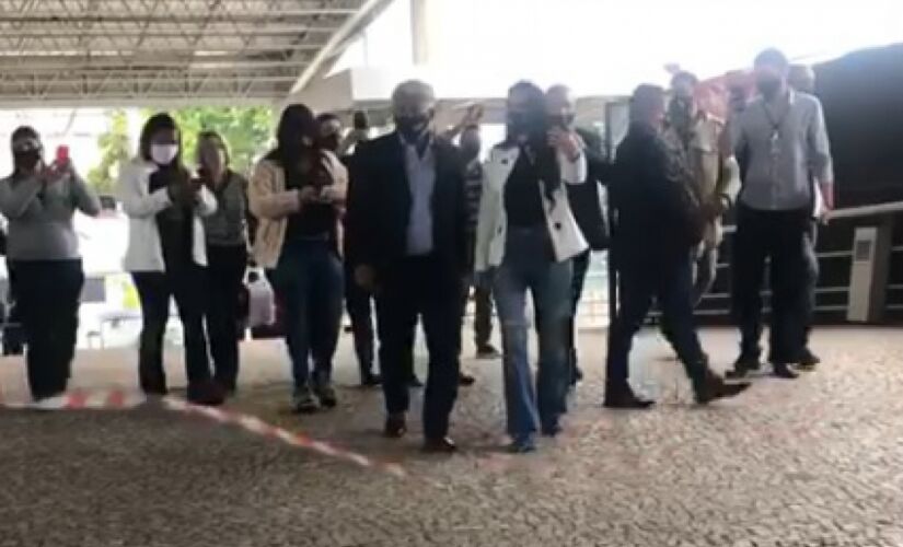 Deputados e assessores em frente ao hospital de campanha do Anhembi, na zona norte