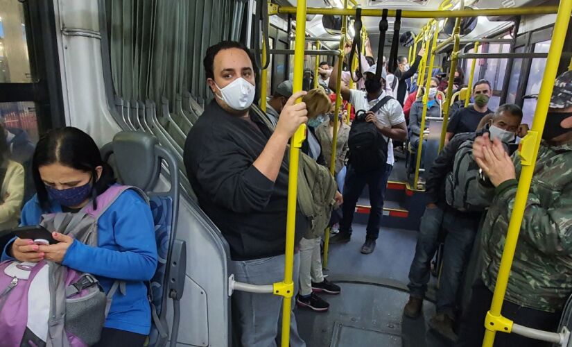&Ocirc;nibus pr&oacute;ximo ao Terminal Graja&uacute;, na zona sul da Capital