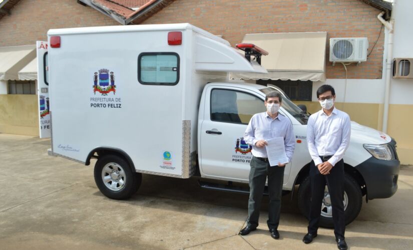  Prefeito de Porto Feliz Dr. Cássio Habice Prado recebendo a ambulância na última semana 