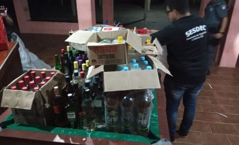 Diversas bebidas alcoólicas foram apreendidas no local; responsável foi preso e caso é investigado