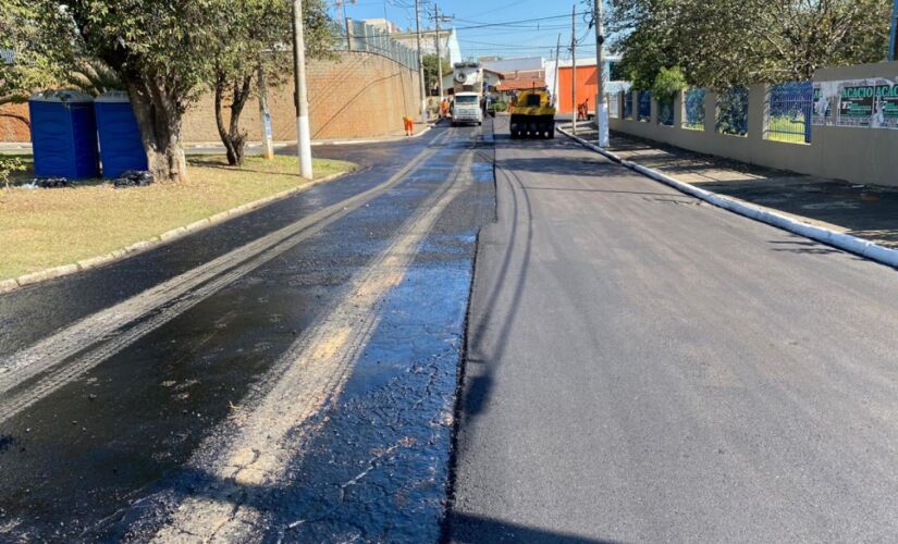 Na quarta-feira, 10, os trabalhos de recapeamento foram realizados no trecho da avenida Dr. Antônio Pires de Almeida e rua João Menegon