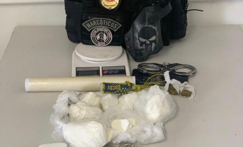 Drogas apreendidas pela polícia; de acordo com a investigação, o veículo usado para transportar as drogas era de um dos detidos