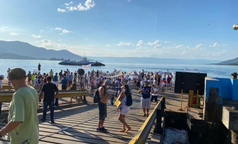 Manifestantes durante protesto pela libera&ccedil;&atilde;o de acesso