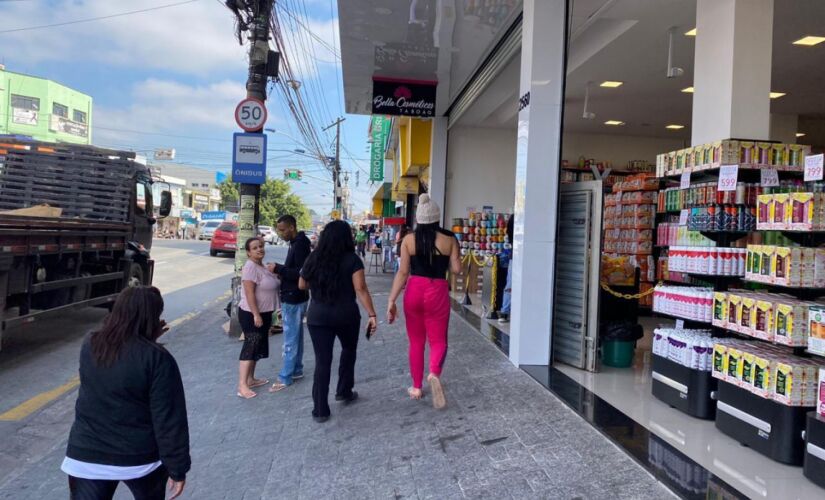 Movimentação na região do Pirajuçara, principal polo comercial da cidade de Taboão da Serra, na manhã desta terça-feira 