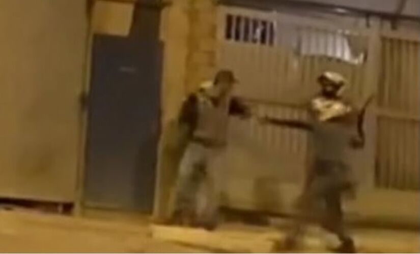 Vídeo que circula pelas redes mostra PMs agredindo homem com golpes de cassetete
