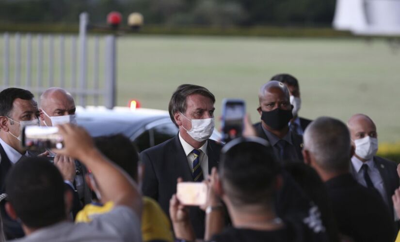 Em conversa com apoiadores, o presidente alegou que não será "o primeiro a chutar o pau da barraca"