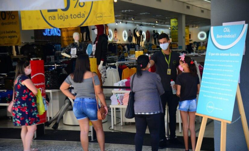 Com&eacute;rcio na cidade de Caraguatatuba, no litoral norte paulista