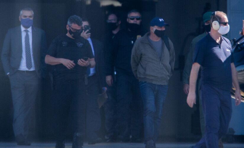 Fabrício Queiroz é conduzido para o helicóptero da Polícia Civil no Campo de Marte,  e levado para o Rio