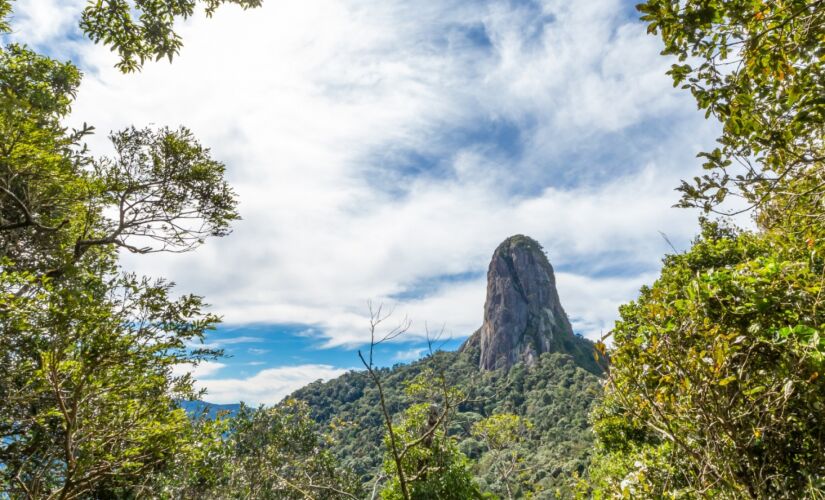 SÃO BENTO DO SAPUCAÍ. Localizada na serra da Mantiqueira, a quase 900m de altitude, tem na pedra do Baú (foto) um dos seus grandes pontos turísticos.