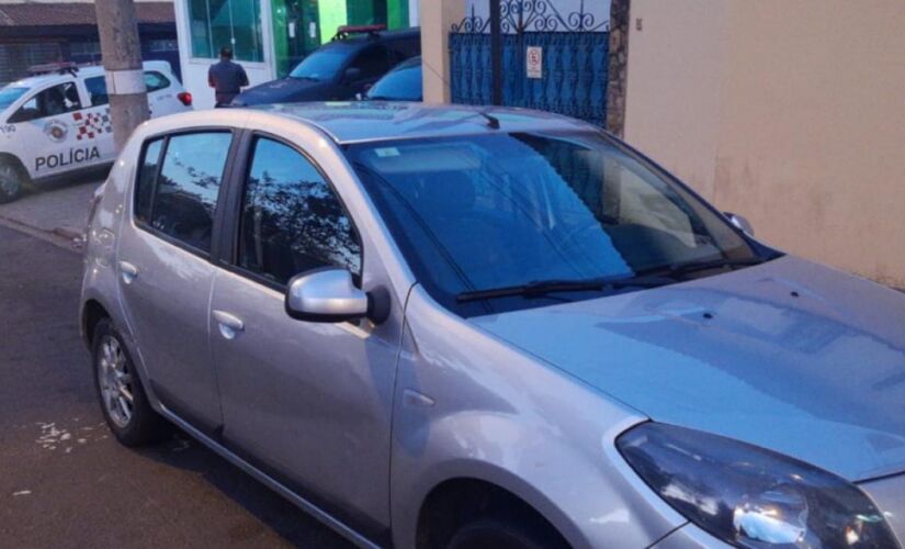 Dupla estava dentro do carro roubado