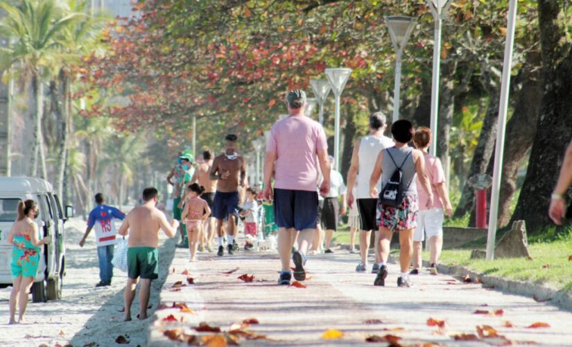 Movimentação na orla de Santos na manhã desta segunda-feira, 22