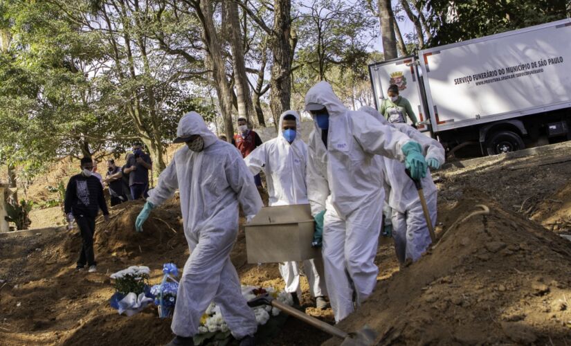 De acordo com os dados da Fiocruz, as mortes tamb&eacute;m registraram quedas de 23,5% em rela&ccedil;&atilde;o a duas semanas antes e de 42,2% na compara&ccedil;&atilde;o com um m&ecirc;s atr&aacute;s