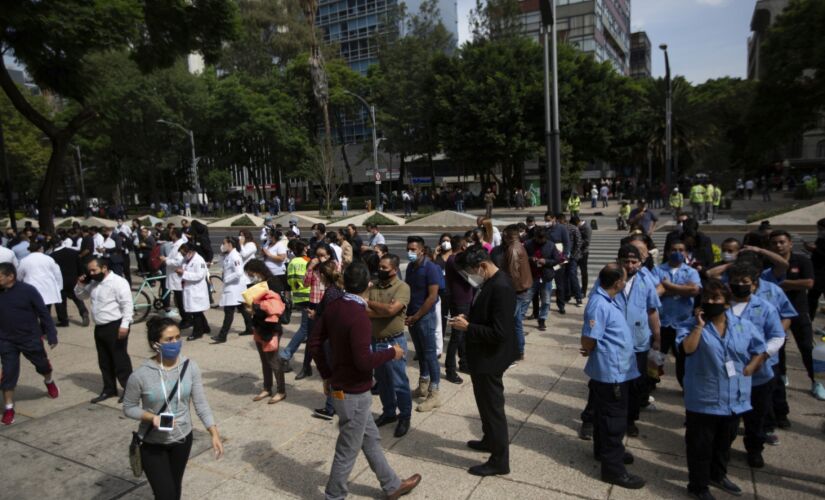 Em Cidade do M&eacute;xico, moradores e profissionais da sa&uacute;de deixaram pr&eacute;dios assustados por causa de terremoto de magnitude 7,4