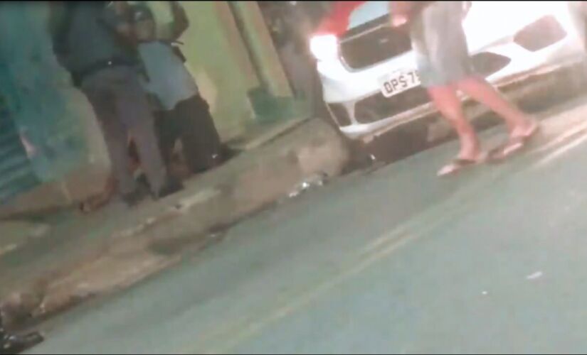 O vídeo questionado mostra que agentes militares renderam um homem que estava sentado sozinho numa calçada