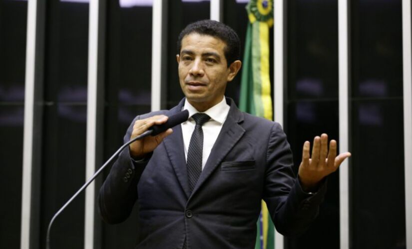 O deputado Gildenemyr (PL-MA) é o autor da proposta, que proíbe uma dispensa arbitrária e sem justa causa do servidor